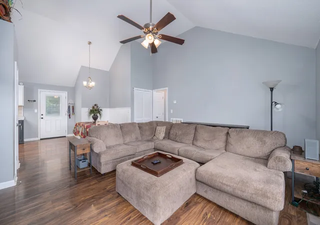 Photo 2 of Single family home for sale at 1934 Roscoe Dr, Clarksville, TN 37042 | MLS# 3224691 | Listing updated on 2026-09-12