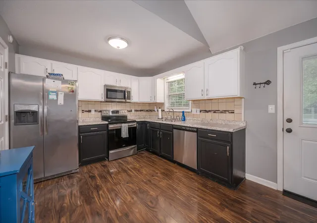 Photo 3 of Single family home for sale at 1934 Roscoe Dr, Clarksville, TN 37042 | MLS# 3224691 | Listing updated on 2026-09-12