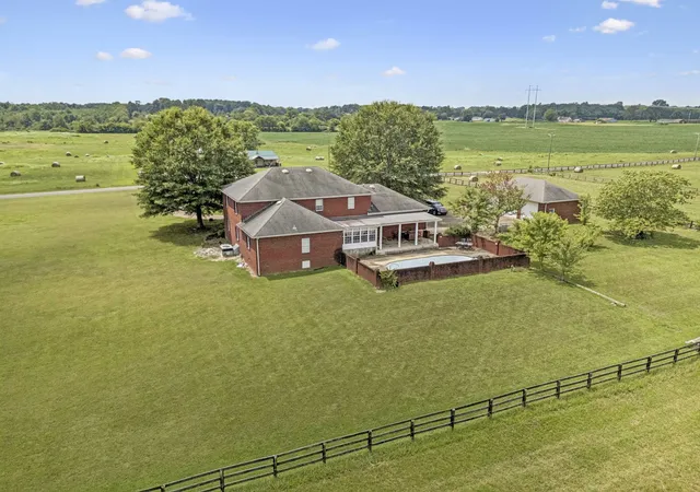 1st image of 33 Bishop Rd, Lawrenceburg, TN 38464 | MLS# 3224614