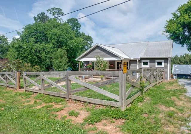 Photo 3 of Single family home for sale at 9947 Old Hwy 46, Bon Aqua, TN 37025 | MLS# 3225096 | Listing updated on 2026-08-19