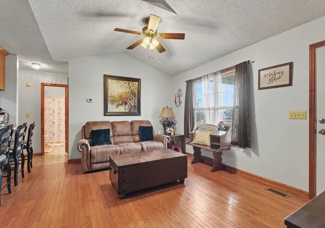 Photo 3 of Single family home for sale at 400 Cessna Cir, Winchester, TN 37398 | MLS# 3241949 | Listing updated on 2026-07-03