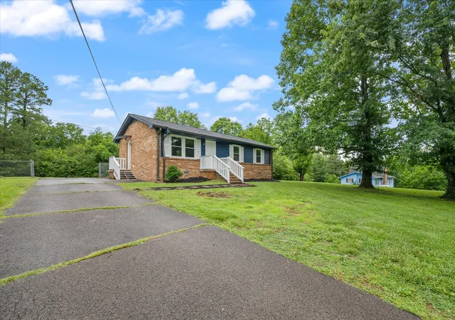 Homes for sale in Charlotte, TN | 133 Lynn Ln, Charlotte, TN 37036 | MLS# 3225155