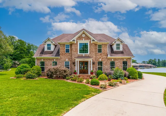 Homes for sale in Dyersburg, TN | 2164 Fairway Dr, Dyersburg, TN 38024 | MLS# 3225250