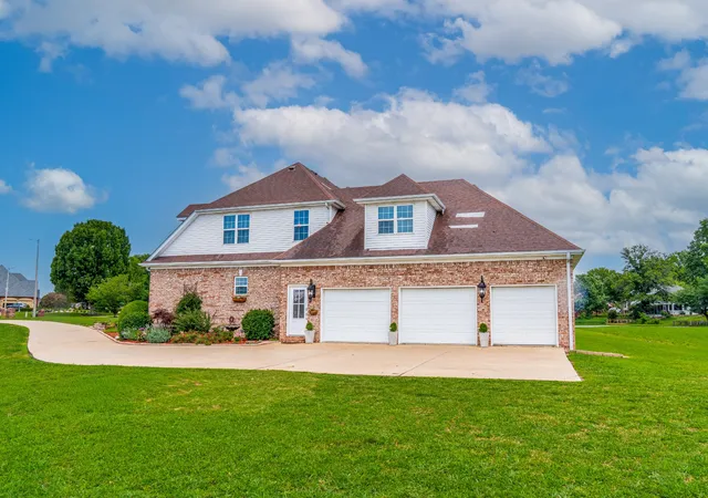 Homes for sale in Dyersburg, TN | 2164 Fairway Dr, Dyersburg, TN 38024 | MLS# 3225250