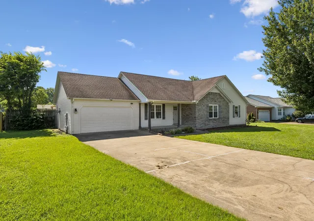 Homes for sale in Lawrenceburg, TN | 16 Delana Ave, Lawrenceburg, TN 38464 | MLS# 3225568