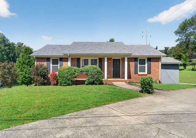 Photo 2 of Single family home for sale at 1914 Claymont Dr, Clarksville, TN 37040 | MLS# 3225764 | Listing updated on 2026-10-09