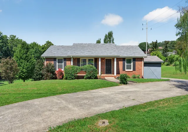 Photo 3 of Single family home for sale at 1914 Claymont Dr, Clarksville, TN 37040 | MLS# 3225764 | Listing updated on 2026-10-09