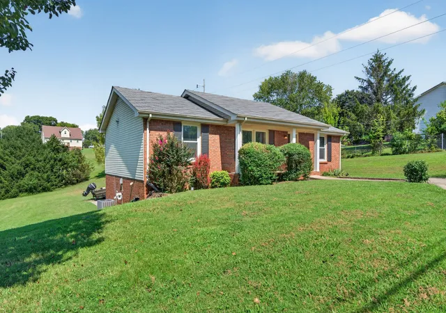 Photo 3 of Single family home for sale at 1914 Claymont Dr, Clarksville, TN 37040 | MLS# 3225764 | Listing updated on 2026-10-09