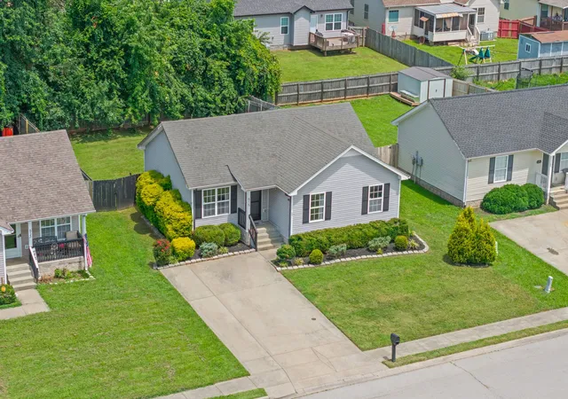 Single family home for sale at 515 Oakmont Dr, Clarksville, TN 37042 | MLS# 3309267