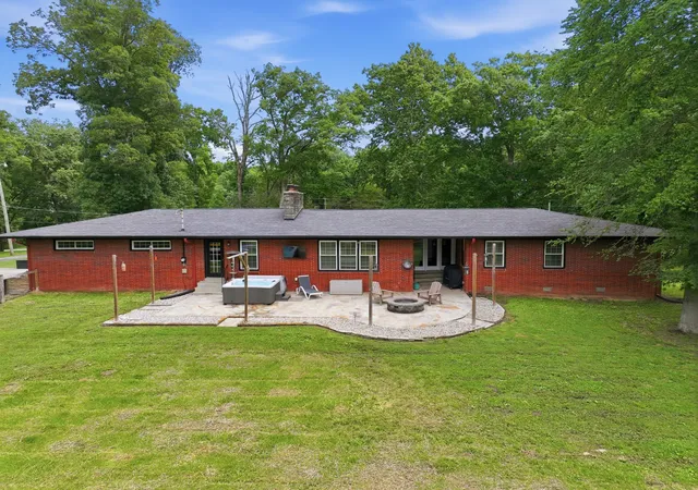 1st image of 412 S Valley Rd, Shelbyville, TN 37160 | MLS# 3230719