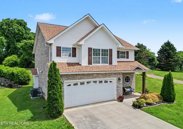 Photo 2 of Single family home for sale at 245 Royal Oaks Dr, Maryville, TN 37801 | MLS# 3604115 | Listing updated on 2026-10-08