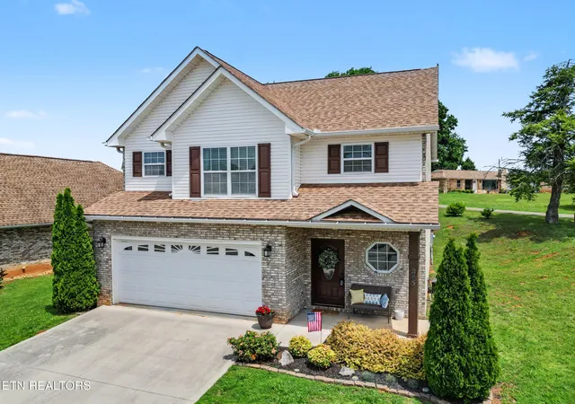 Photo 3 of Single family home for sale at 245 Royal Oaks Dr, Maryville, TN 37801 | MLS# 3604115 | Listing updated on 2026-10-08