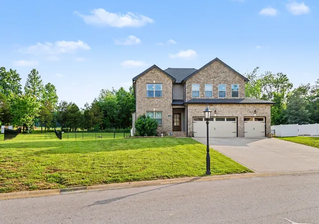 Homes for sale in Clarksville, TN | 824 Snapdragon Ct, Clarksville, TN 37042 | MLS# 3230186