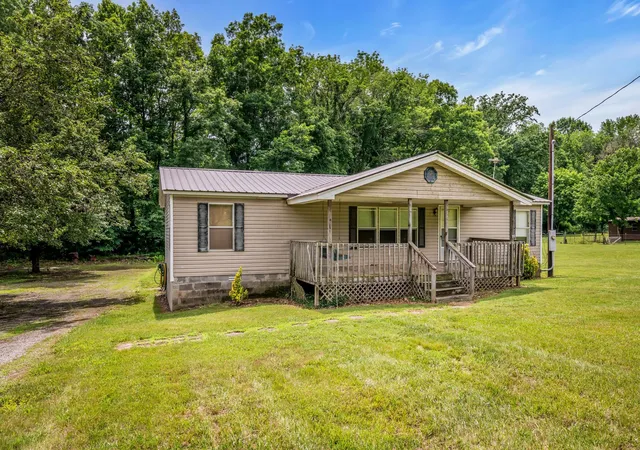 Homes for sale in Charlotte, TN | 1005 Briarwood Dr, Charlotte, TN 37036 | MLS# 3226608