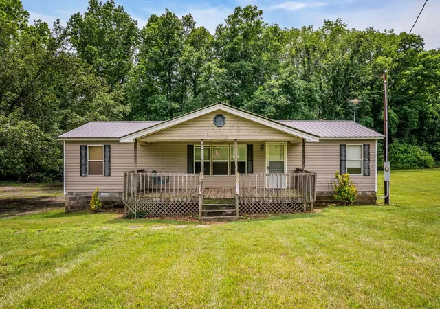 Homes for sale in Charlotte, TN | 1005 Briarwood Dr, Charlotte, TN 37036 | MLS# 3226608