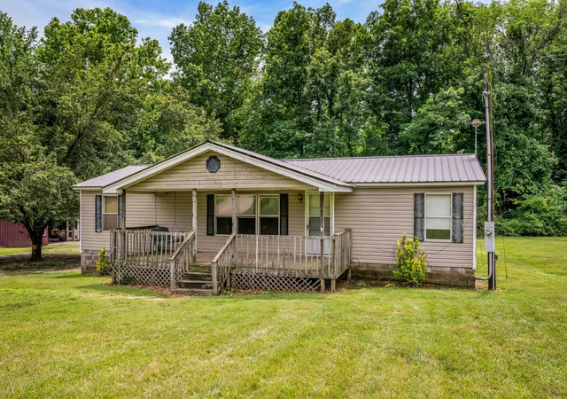 Homes for sale in Charlotte, TN | 1005 Briarwood Dr, Charlotte, TN 37036 | MLS# 3226608