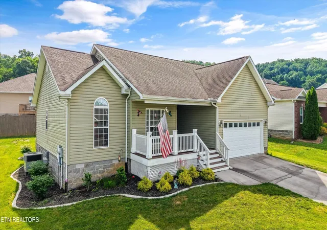 Photo 2 of Single family home for sale at 118 Cornerstone Cir, Clinton, TN 37716 | MLS# 3228482 | Listing updated on 2026-09-28