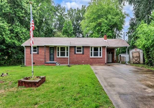 2nd image of 17 Charlemagne Blvd, Clarksville, TN 37042 | MLS# 3228628