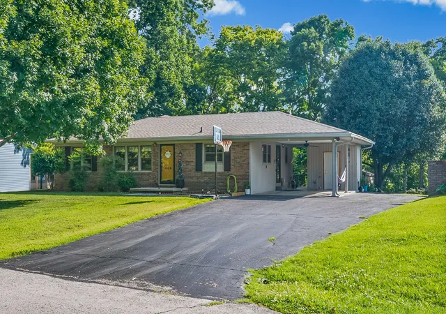 Homes for sale in Hopkinsville, KY | 404 Colonial Ter, Hopkinsville, KY 42240 | MLS# 3229364