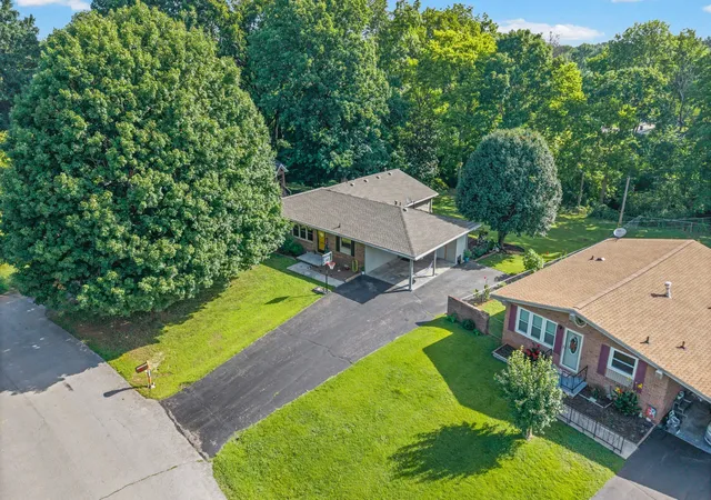 Homes for sale in Hopkinsville, KY | 404 Colonial Ter, Hopkinsville, KY 42240 | MLS# 3229364