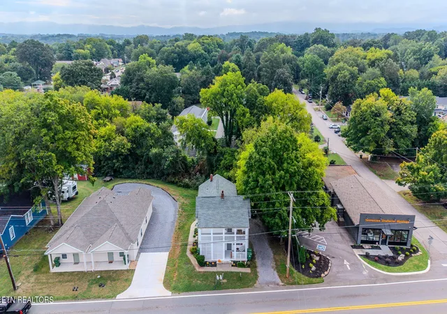 Photo 3 of Single family home for sale at 10161018 W Broadway Ave #10161018, Maryville, TN 37801 | MLS# 3314621 | Listing updated on 2026-09-28