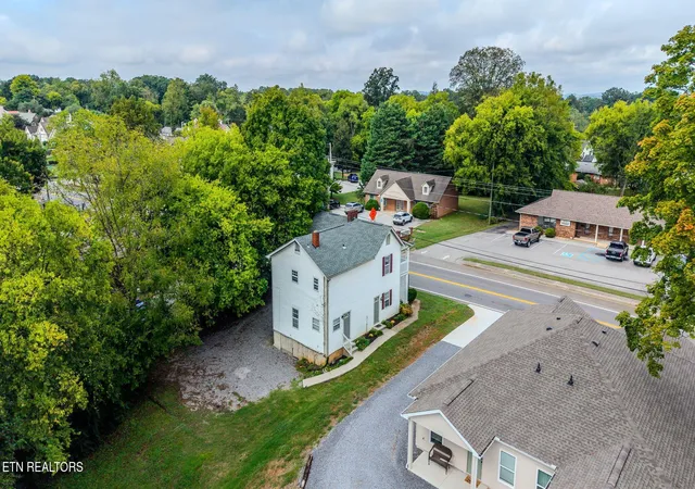 Photo 4 of Single family home for sale at 10161018 W Broadway Ave #10161018, Maryville, TN 37801 | MLS# 3314621 | Listing updated on 2026-09-28