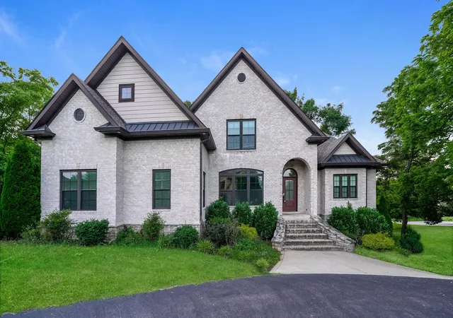 Photo 1 of Single family home for sale at 521 Autumnstone Ln, Bowling Green, KY 42103 | MLS# 3229560 | Listing updated on 2026-10-08