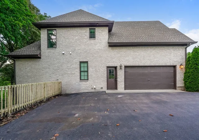 Homes for sale in Bowling Green, KY | 521 Autumnstone Ln, Bowling Green, KY 42103 | MLS# 3229560