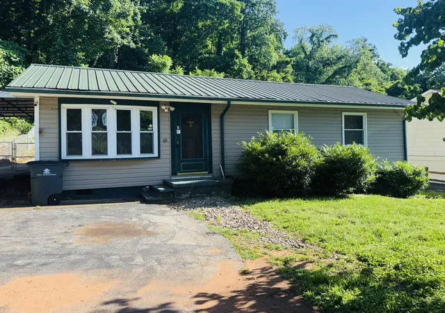 Photo 4 of Single family home for sale at 2250 Sylvania Ave SE, Knoxville, TN 37920 | MLS# 3229602 | Listing updated on 2026-09-22