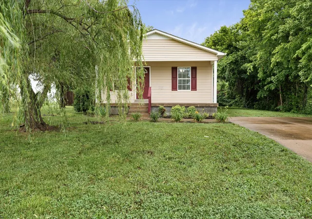 Photo 4 of Single family home for sale at 303 15th Avenue W, Springfield, TN 37172 | MLS# 3229922 | Listing updated on 2026-07-12