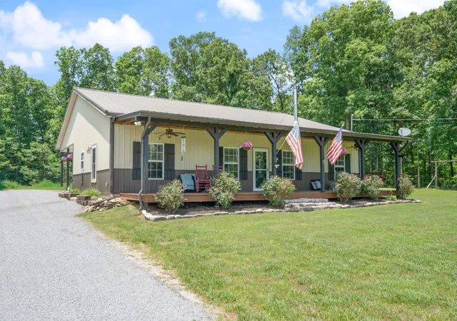 Homes for sale in Mc Ewen, TN | 1150 Old Blacktop Rd, Mc Ewen, TN 37101 | MLS# 3231823