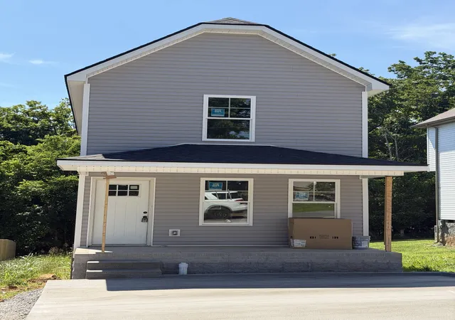 Photo 1 of Single family home for sale at 170 Oak St, Clarksville, TN 37042 | MLS# 3230119 | Listing updated on 2026-08-19