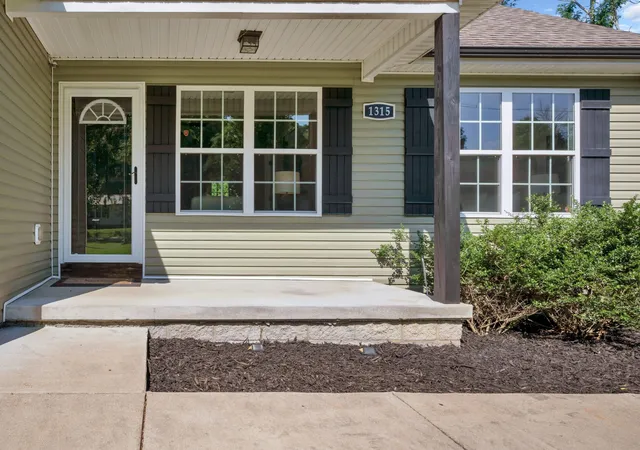 Photo 2 of Single family home for sale at 1315 N Charlotte St, Dickson, TN 37055 | MLS# 3243603 | Listing updated on 2026-08-19