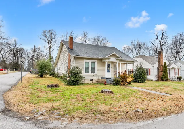 Homes for sale in Gallatin, TN | 128 W Jackson St, Gallatin, TN 37066 | MLS# 3230585