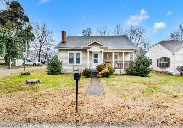 Homes for sale in Gallatin, TN | 128 W Jackson St, Gallatin, TN 37066 | MLS# 3230585