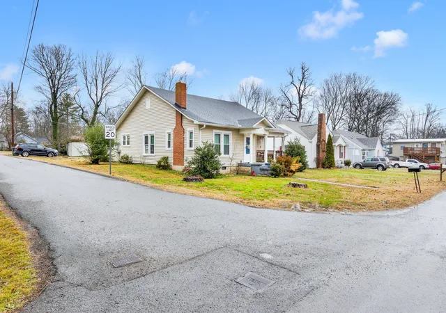 Homes for sale in Gallatin, TN | 128 W Jackson St, Gallatin, TN 37066 | MLS# 3230585