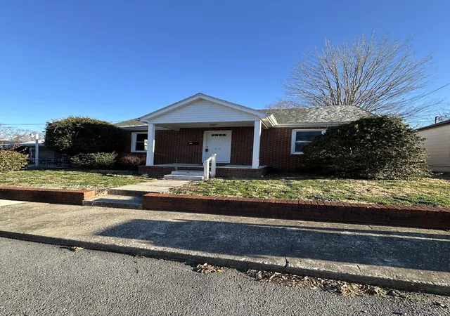 Homes for sale in Hopkinsville, KY | 410 W 13th St, Hopkinsville, KY 42240 | MLS# 3230147