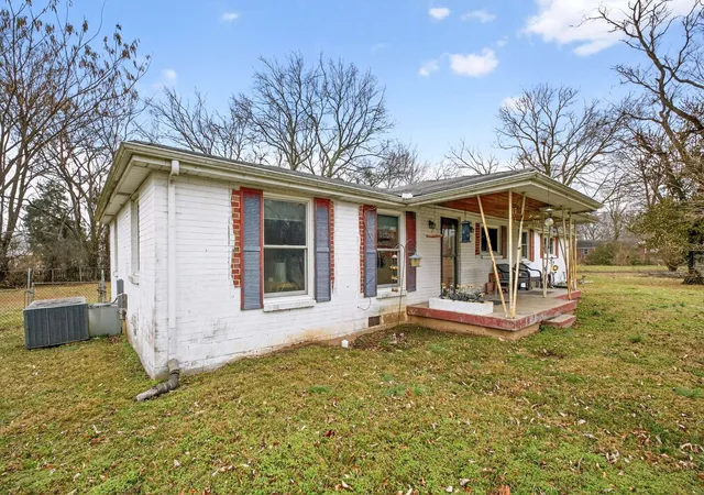 Photo 3 of Single family home for sale at 215 Ewing Dr, Nashville, TN 37207 | MLS# 3242943 | Listing updated on 2026-08-19