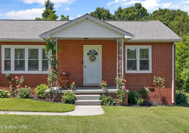 2nd image of 143 Fairview Dr, Maryville, TN 37803 | MLS# 3230793