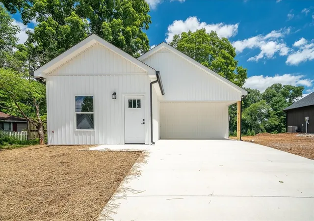Homes for sale in Lawrenceburg, TN | 318 1st Ave, Lawrenceburg, TN 38464 | MLS# 3245161