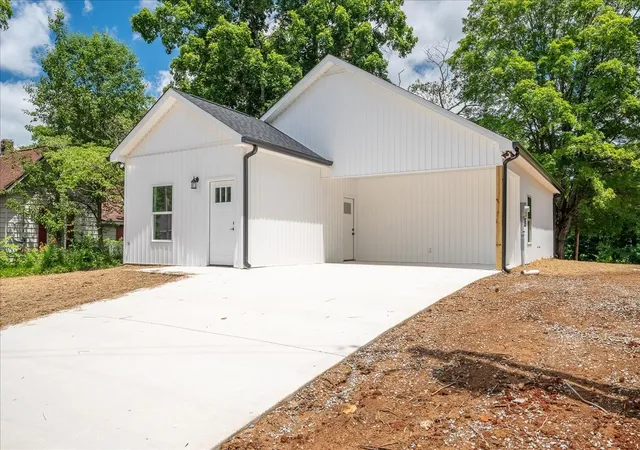 Homes for sale in Lawrenceburg, TN | 318 1St Ave, Lawrenceburg, TN 38464 | MLS# 3245161
