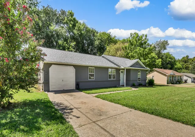 Photo 3 of Single family home for sale at 1221 Patton Pl, Oak Grove, KY 42262 | MLS# 3254963 | Listing updated on 2026-10-21
