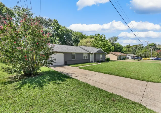 Photo 3 of Single family home for sale at 1221 Patton Pl, Oak Grove, KY 42262 | MLS# 3254963 | Listing updated on 2026-10-21