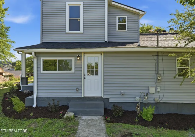 Homes for sale in Lenoir City, TN | 315 Poplar St, Lenoir City, TN 37771 | MLS# 3231583