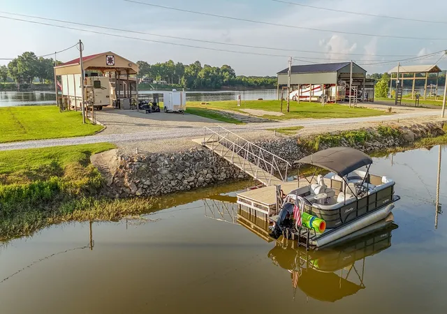 Homes for sale in Clifton, TN | 1139 River Front Dr, Clifton, TN 38425 | MLS# 3231875