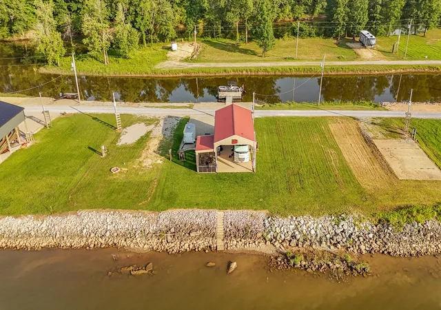 Homes for sale in Clifton, TN | 1139 River Front Dr, Clifton, TN 38425 | MLS# 3231875