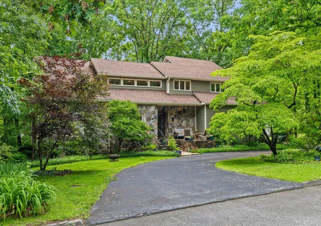 1st image of 10 Pebble Lane, Signal Mountain, TN 37377 | MLS# 3259768