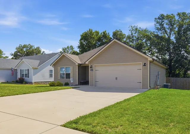 Photo 3 of Sale Pending at 1441 Fredrick Dr, Clarksville, TN 37042 | MLS# 3248709 | Listing updated on 2026-08-19