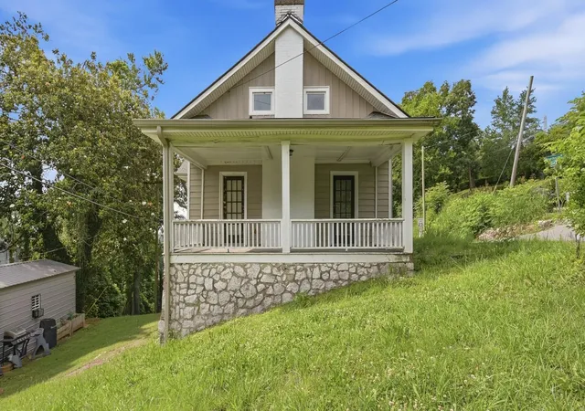 Photo 1 of Single family home for sale at 2 South Crst Rd, Chattanooga, TN 37404 | MLS# 3304672 | Listing updated on 2026-07-31