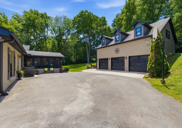 Photo 3 of Single family home for sale at 6609 Currywood Dr, Nashville, TN 37205 | MLS# 3234823 | Listing updated on 2026-09-04